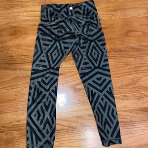 Mid rise geometrical patterned lululemon leggings